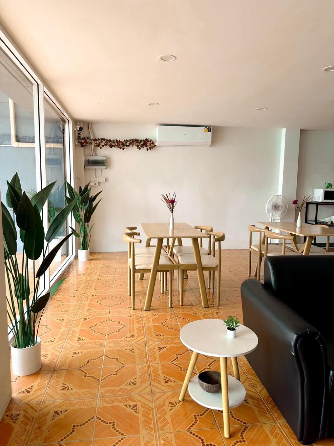 Montana Hotel & Hostel Phuket Karon 외부 사진