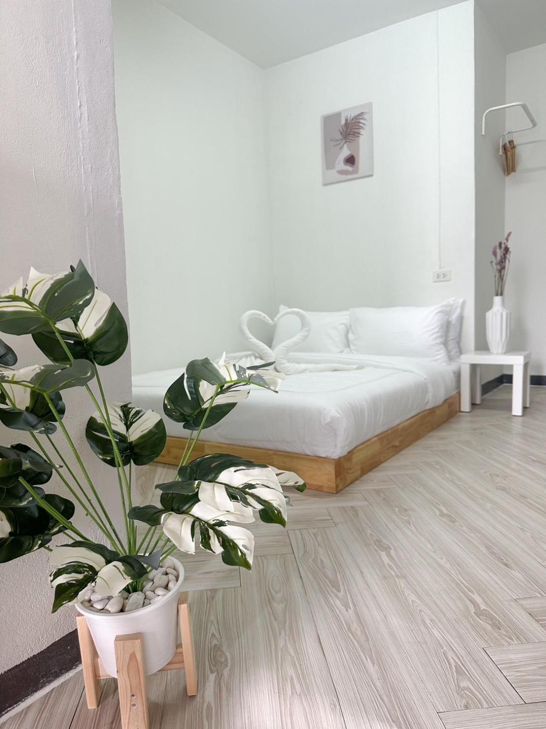 Montana Hotel & Hostel Phuket Karon 외부 사진