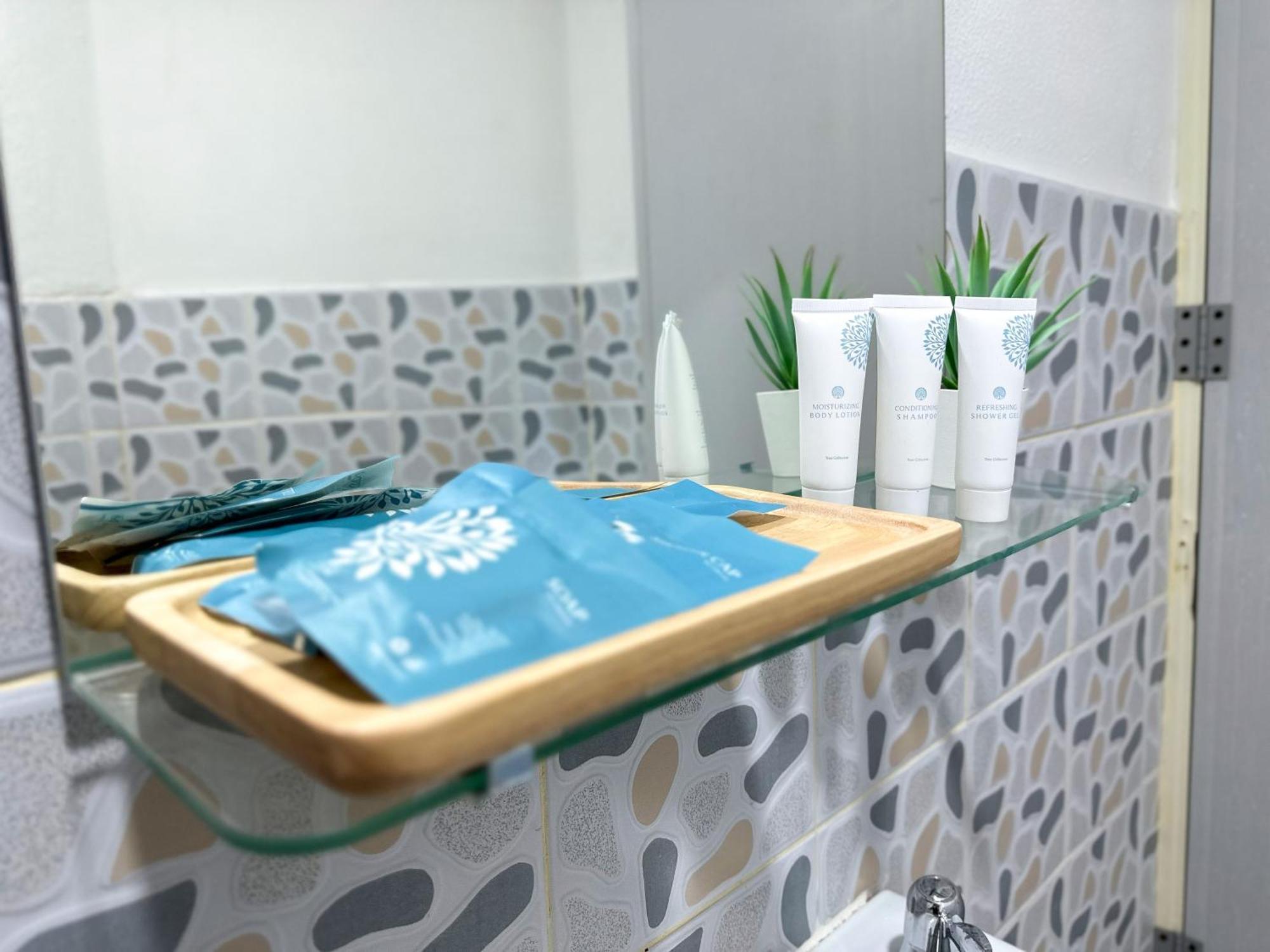 Montana Hotel & Hostel Phuket Karon 외부 사진